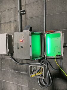 전원함과 SMPS, 배관, LED 안내 모듈을 포함한 비상전화 시스템 시공 전경