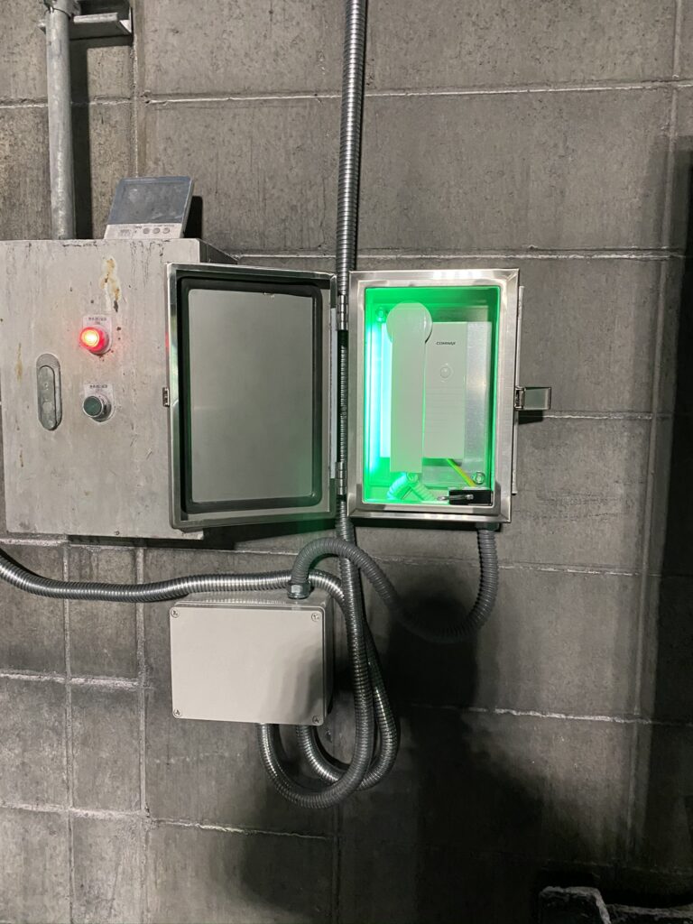 KFI 실험동 내부 수화기 보호함과 녹색 LED 안내 모듈 동작 상태